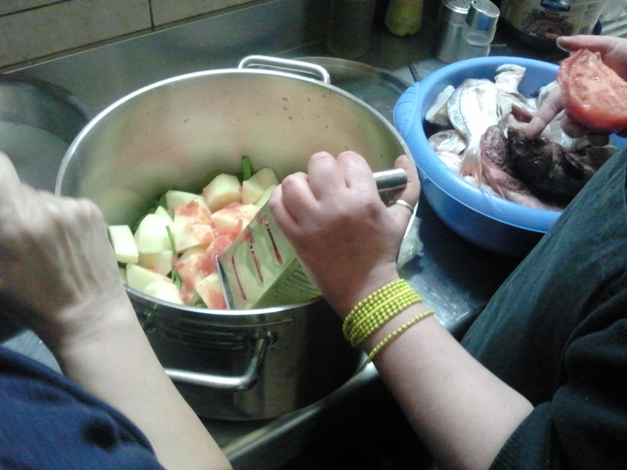 Aardappelen en groente gaan eerst in de pan. 